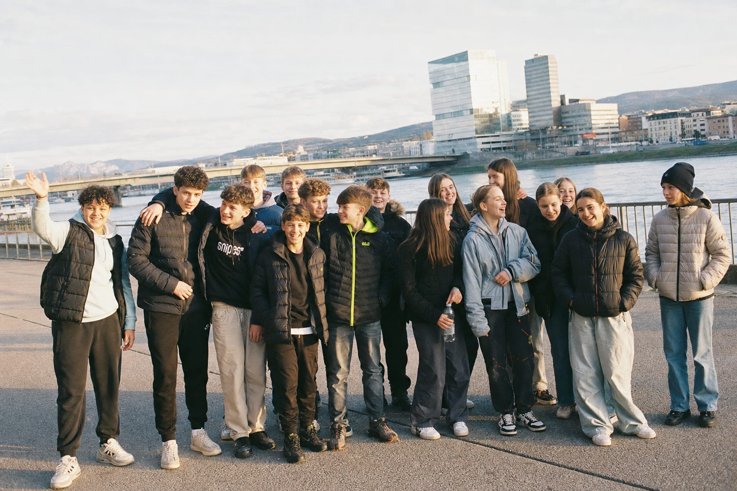Gruppe Kinder und Jugendlicher an der Donaulände in Linz